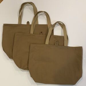 (3) heavy duty machine washable interior pockets totes